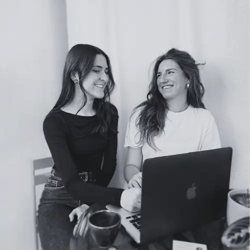 Emma et Juliette, fondatrices de Mira Maison Créative, services en communication digitale en Drôme-Ardèche.